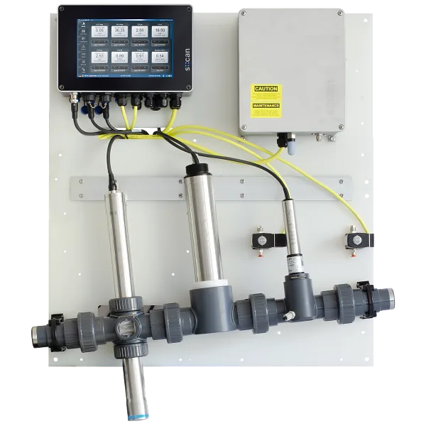 Badger Meter micro::station™ Aguas Residuales: panel de monitoreo con sensores sobre colector de PVC y terminal s::can