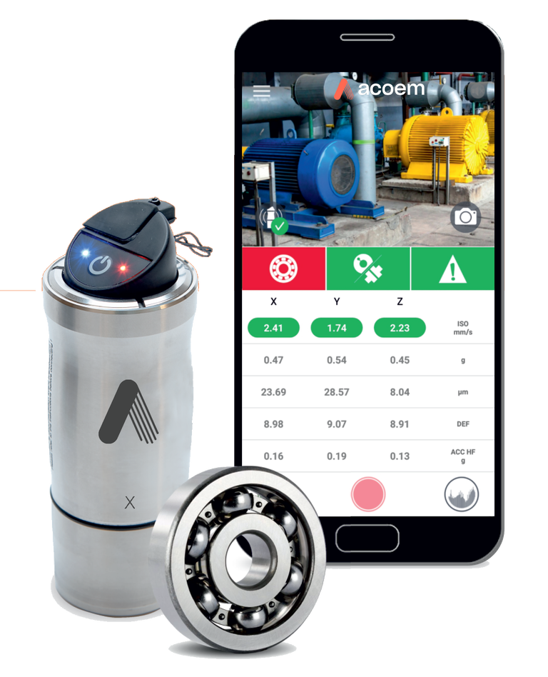ACOEM Bearing Defender: sensor triaxial inalámbrico junto a un rodamiento y a un teléfono mostrando la app con los valores de vibración en los ejes X, Y y Z